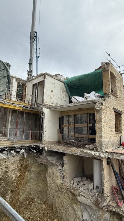 Chantier de construction d'une maison à Cannes, gros œuvre en cours