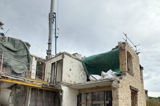 Chantier de construction d'une maison à Cannes, gros œuvre en cours