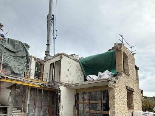 Chantier de construction d'une maison à Cannes, gros œuvre en cours