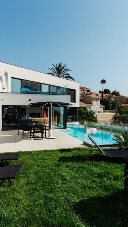 Villa contemporaine construite à Nice, jardin et piscine à débordement
