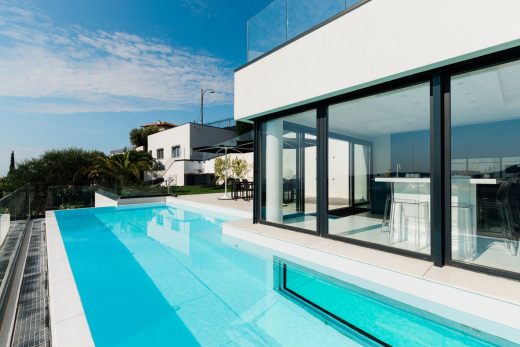 Baies vitrées d'angle donnant sur la piscine, villa à Nice