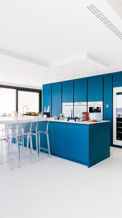 Cuisine ouverte et séjour d'une villa à Nice