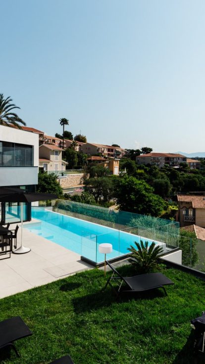 Façade de la villa et piscine vue depuis le jardin, Nice