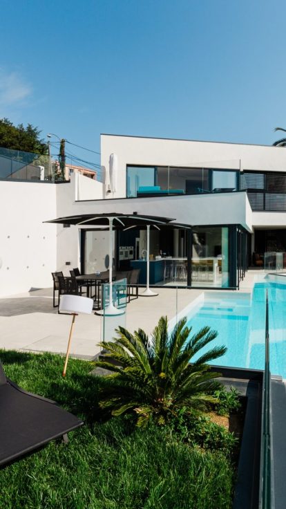 Piscine à débordement et terrasse d'une villa neuve à Nice