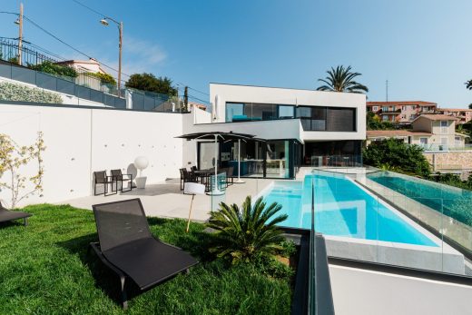 Piscine à débordement et terrasse d'une villa neuve à Nice