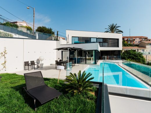 Piscine à débordement et terrasse d'une villa neuve à Nice