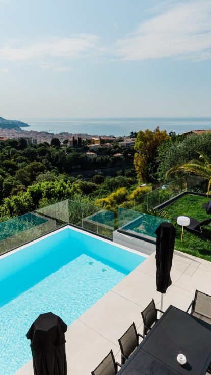 Piscine à débordement face à la baie, villa à Nice