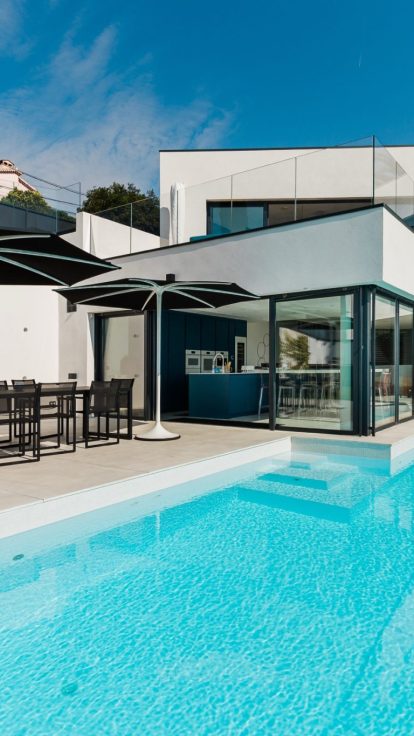 Terrasse, pergola et piscine d'une villa contemporaine à Nice