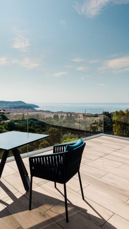 Terrasse en grès cérame avec vue mer, villa à Nice