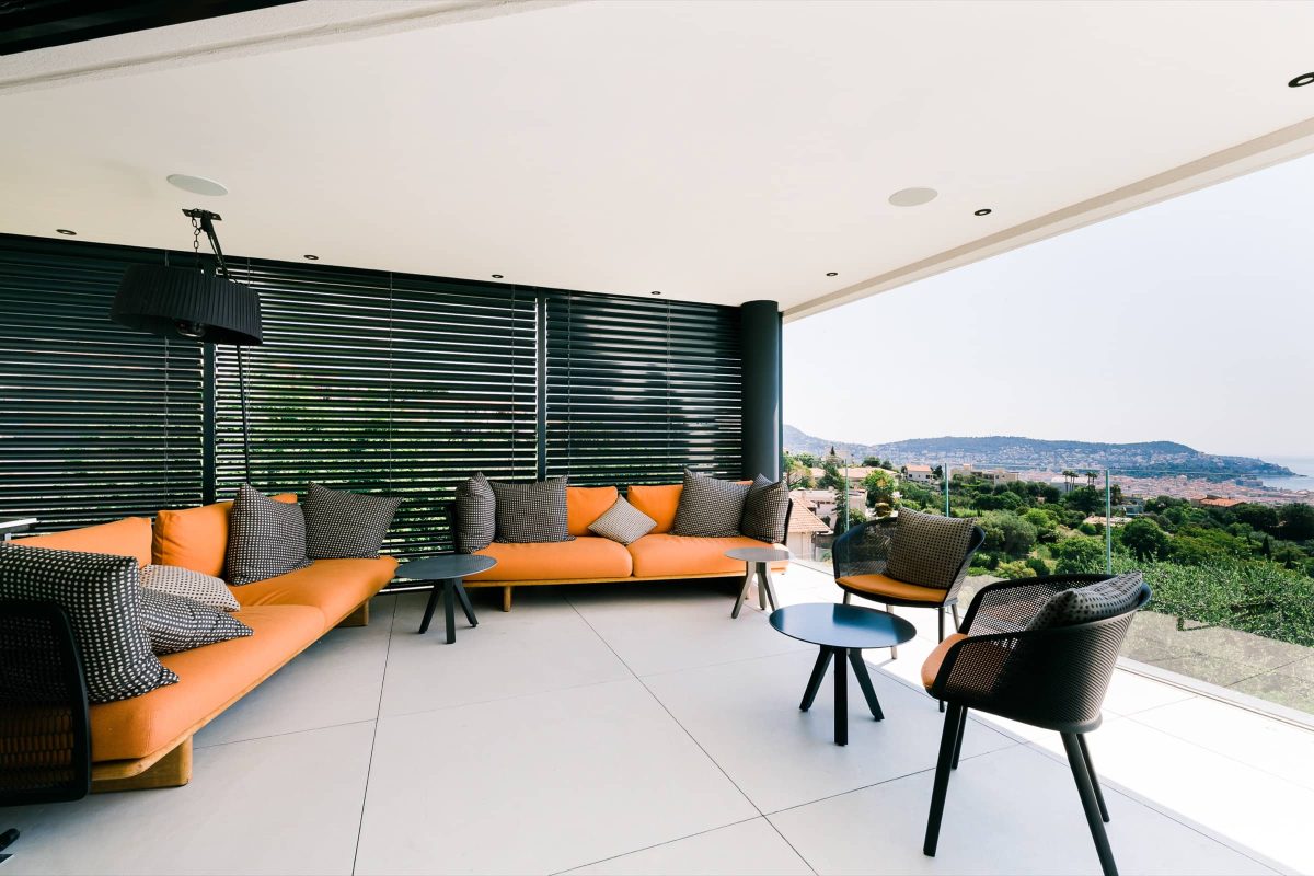 Villa à Nice, salon ouvert sur la terrasse